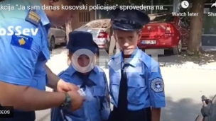Deca u uniformama policije